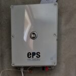 Nærbilde av den digitale enheten som sender elektroimpulsene ut i veggen. Dette er EPS Systemet.